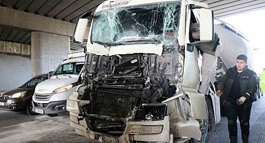 D-100'de iki tır çarpıştı: Sürücü hurdaya dönen araçtan hafif yaralı kurtuldu