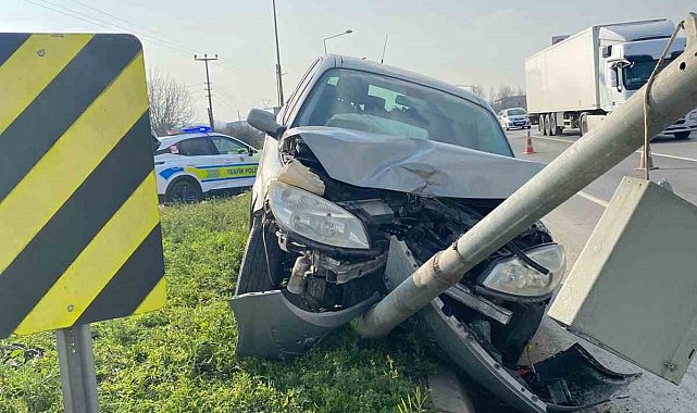 D-100'de kontrolden çıkan araç sinyalizasyon direğine çarptı: 2 yaralı