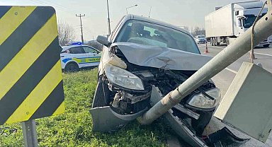 D-100'de kontrolden çıkan araç sinyalizasyon direğine çarptı: 2 yaralı