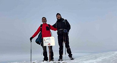Dağcılar karla kaplı Mereto Dağı'nın zirvesine tırmandı