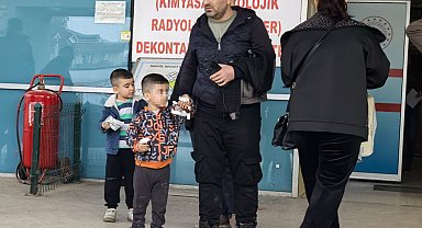 Demir kapıya elini sıkıştıran çocuğun parmağı koptu