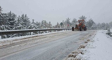 Demirci'de kar yağışı etkili oluyor