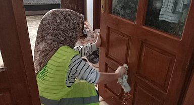 Demirci'de yaşlı ve ihtiyaç sahibi vatandaşların evleri temizleniyor