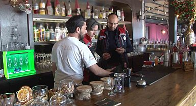 Denetime gelen ekiplere alkollü içecek uzattı