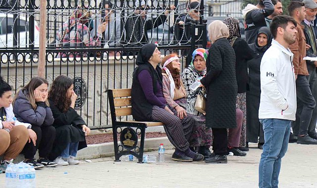 Denizli'de işçi servisi kazasında hayatını kaybedenlerin acılı aileleri adli tıp önünde cenazeleri almayı bekliyor