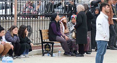 Denizli'de işçi servisi kazasında hayatını kaybedenlerin acılı aileleri adli tıp önünde cenazeleri almayı bekliyor