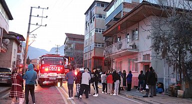 Denizli'de sobadan çıkan yangında çocuğunu 4. kattan bırakarak kurtaran anne hayatını kaybetti