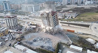 Deprem etkisi yaşatan 14 katlı binanın yerle bir olduğu anlar havadan görüntülendi