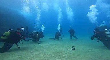 Depremde vefat eden itfaiye amiri için Akdeniz'e daldılar