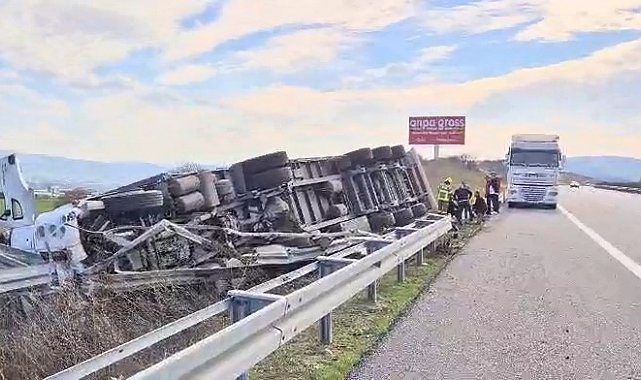 Devrilen tır sürücüsünü itfaiye kurtardı