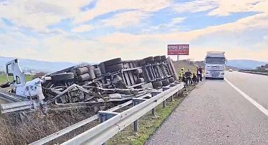 Devrilen tır sürücüsünü itfaiye kurtardı