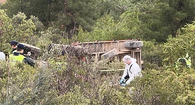 Devrilen traktörün altında can verdi