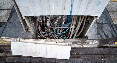 Dicle Elektrik'in kapakları açık elektrik panoları tehlike saçıyor