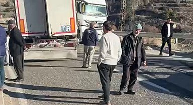 Direksiyonu kilitlenen tır yolu kapattı
