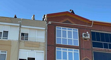 Dişlerini yaptıramadığı için çatıya çıktı, polisten söz alınca ikna olup polise sarıldı