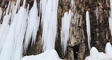 Diyadin'de 35 metrelik buz sarkıtları