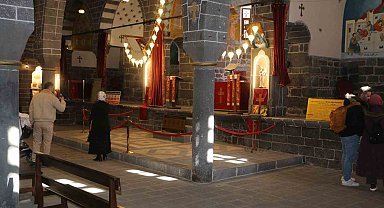 Diyarbakır'da bulunan kiliselere yerli yabancı turist akını