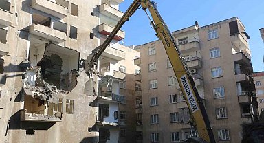 Diyarbakır'da depremden etkilenen ağır hasarlı binaların yıkımı devam ediyor
