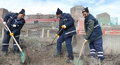 Diyarbakır'da mezarlıklarda temizlik çalışması