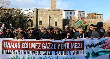 Diyarbakır'da sağlıkçılar İsrail'in gözaltına aldığı doktor için yürüdü