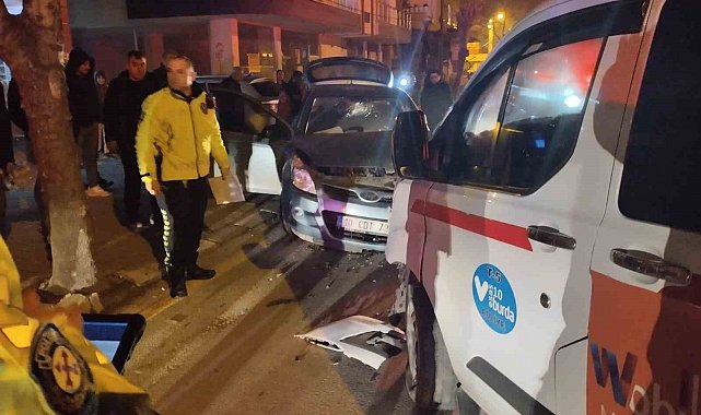 Dolmuş taksi ile otomobil kafa kaya çarpıştı