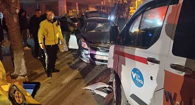 Dolmuş taksi ile otomobil kafa kaya çarpıştı