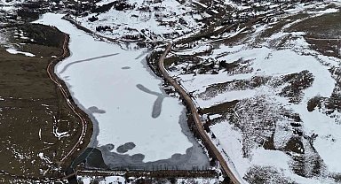 Donan göletin yüzeyinde yürüdüler