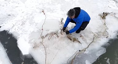 Donan gölette buzu motorlu testereyle keserek balık avladılar