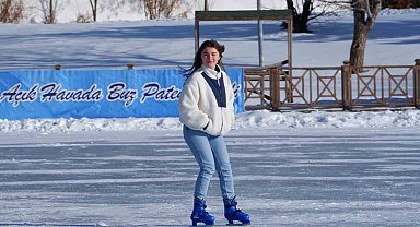 Donmuş havuzda paten keyfi