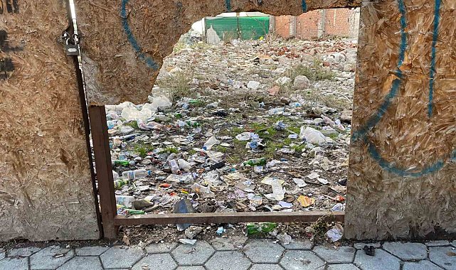 Duyarsız vatandaşlar araziyi çöplüğe çevirdi