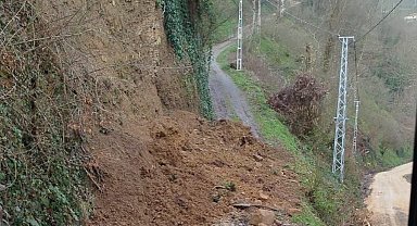 Düzce'de heyelandan kapanan yol açıldı