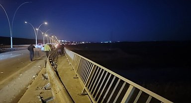 Edirne'de 20 tonluk tır köprüden düştü: 2 yaralı