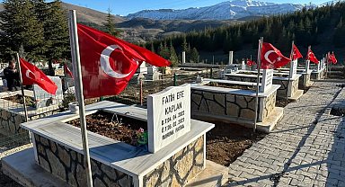 Ekinözü'nde deprem mezarlığı bayraklarla donatıldı