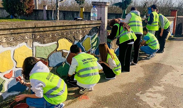 El ele verip ilkokulun duvarlarını boyadılar