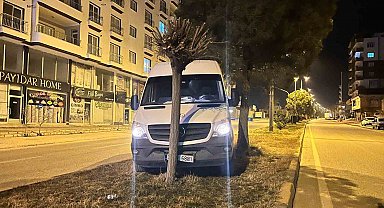 El freni tam çekilmeyen servis aracı refüje çıkarak durabildi