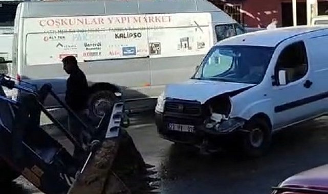 Elazığ'da kepçe ile hafif ticari araç çarpıştı