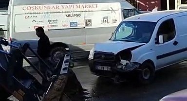 Elazığ'da kepçe ile hafif ticari araç çarpıştı