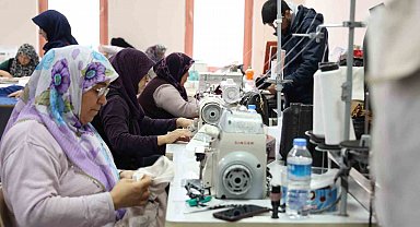 Elmalı ATASEM dikiş atölyesinde kadınlar üreterek kazanıyor