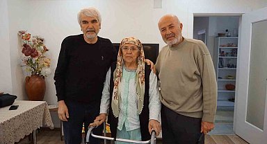 Emekli ikili ev ev gezerek yaşlılara ve yalnızlara moral oluyor