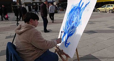 Engellerini aşan resim yeteneğiyle kendine hayran bıraktı