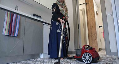 Enkazdan 10 saat sonra kurtulan aile Baykar konutlarında sıcak yuvasına kavuştu