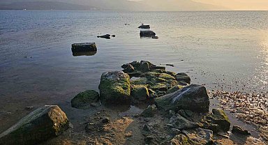 Erdek Körfezi'nde deniz çekildi, antik liman gün yüzüne çıktı