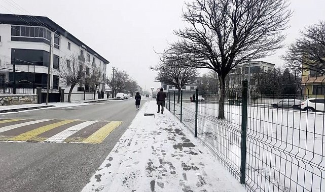 Erzincan'da sömestir tatilinde çocuklar kar heyecanı yaşadı