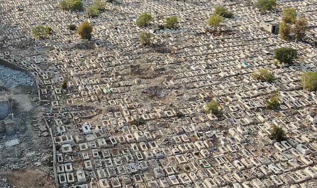 Esad'ın bombaladığı mezarlıklar yakınları tarafından onarılıyor