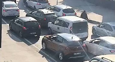 Esenler'de öfkeli sürücü trafiğin ortasında sopayla önündeki araca saldırdığı anlar kamerada