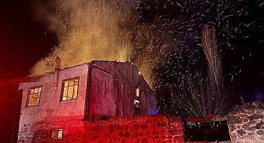 Eski değirmen yangına yenik düştü