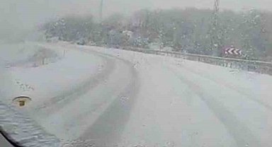 Eskişehir'de kar yağışı sürücüleri zaman zaman zor durumda bıraktı