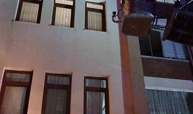 Evde uyuyakalan genç kız ekipleri alarma geçirdi