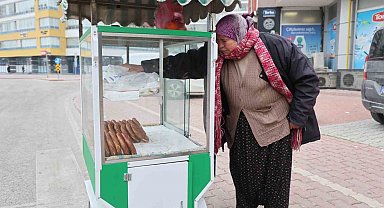 Evin geçimine katkı için başladı, 58 yaşında 'simitçi teyze' oldu