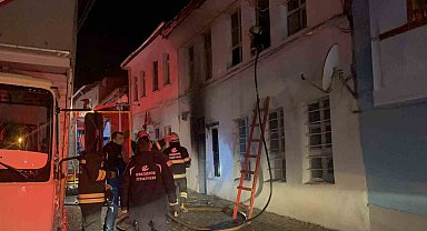 Evinin kül oluşunu gözyaşlarıyla izledi